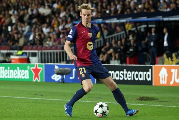 أطلق فرانكي دي جونغ وكيله ، ولهذا السبب لا يستطيع برشلونة التفاوض مع اللاعب