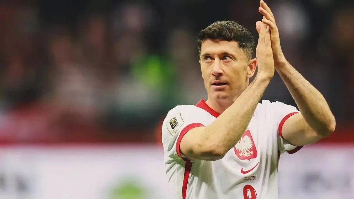 ليفاندوفسكي يعود إلى منتخب بولندا بعد أزمة
