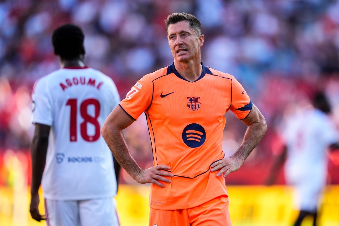 ليفاندوفسكي يحلل الهزيمة ويطالب برشلونة بالاستفادة منها
